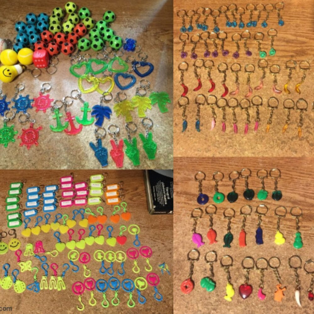 197X VENDING MACHINE TOY PLASTIC CHARMS KEYCHAIN HEART TREE ANCHOR WHEEL SOCCER